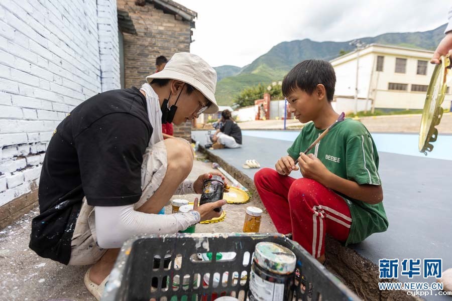 “95后”墙绘师回乡 把村子画成打卡点