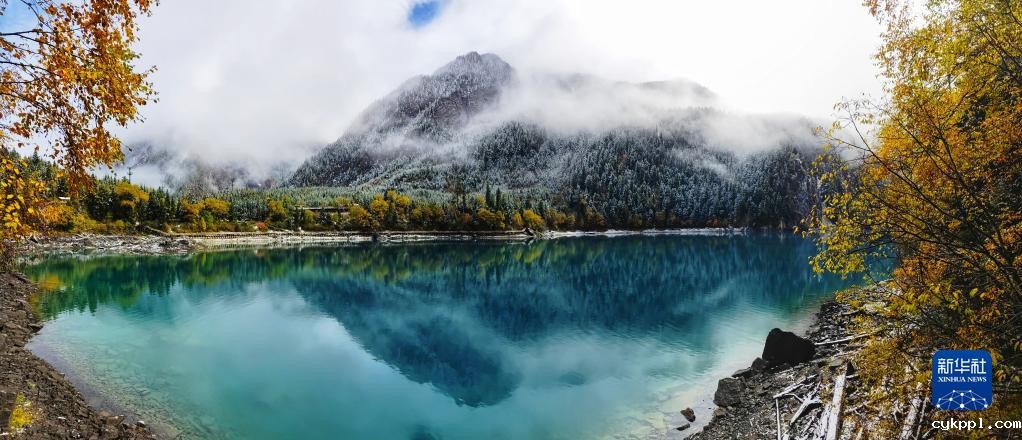 九寨沟彩林降秋雪