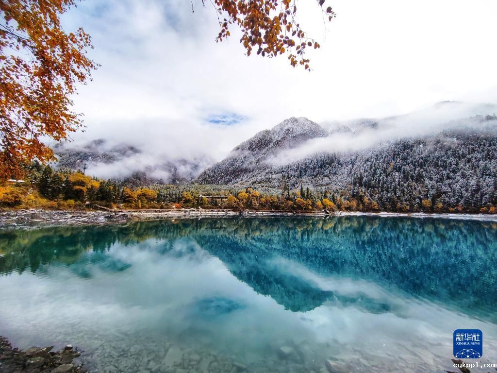 九寨沟彩林降秋雪