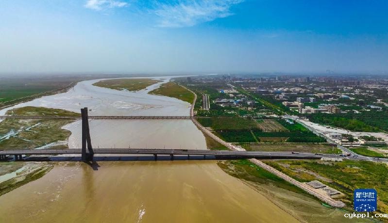 江河奔腾看中国丨塔里木河：沙漠中的绿色走廊