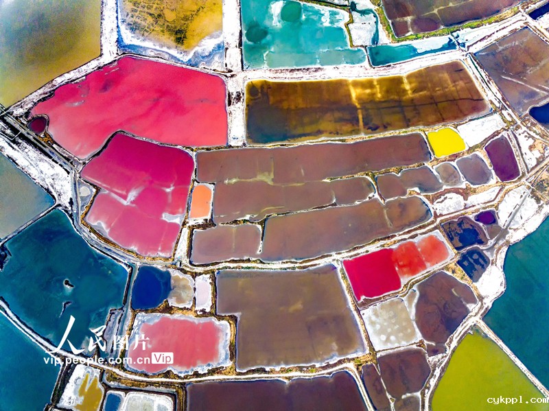 山西运城：盐湖色彩斑斓