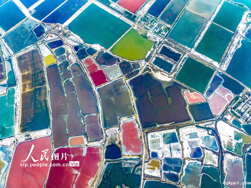 山西运城：盐湖色彩斑斓