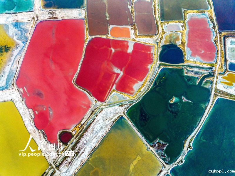 山西运城：盐湖色彩斑斓