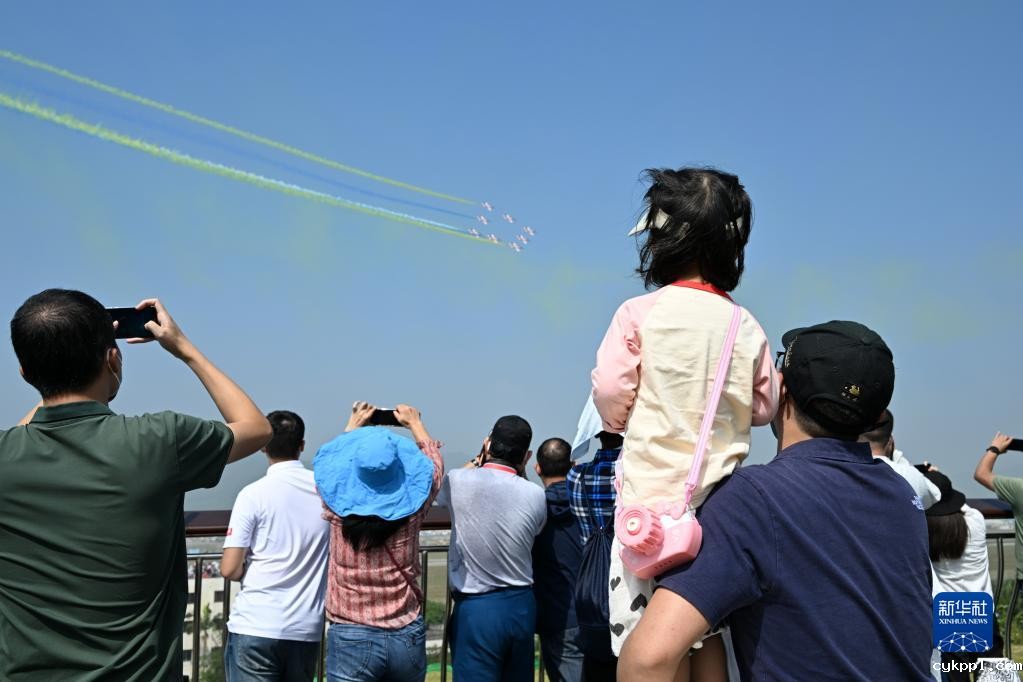 九万里风鹏正举——写在第十四届中国航展闭幕之际