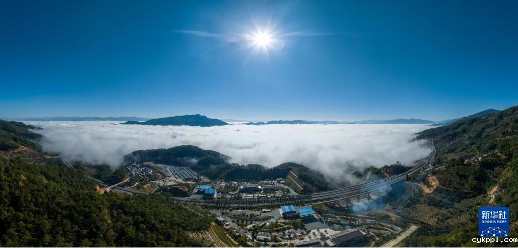 无人机航拍视角：云南临沧苍茫云海间