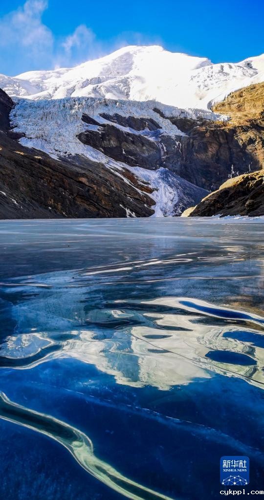西藏岗布错：冬日蓝冰奇观