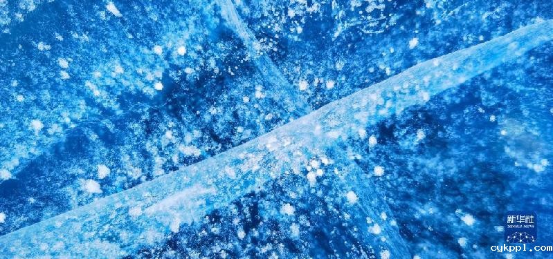 西藏岗布错：冬日蓝冰奇观