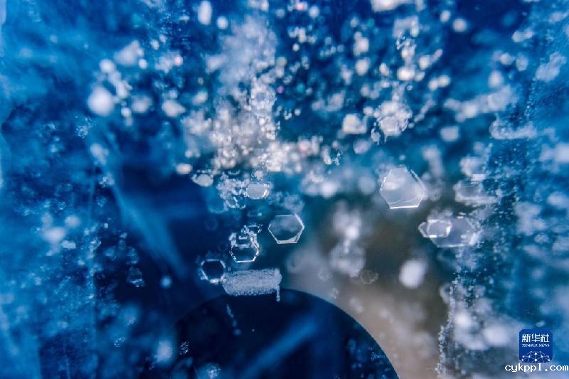 西藏岗布错：冬日蓝冰奇观