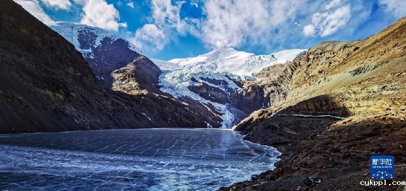 西藏岗布错：冬日蓝冰奇观