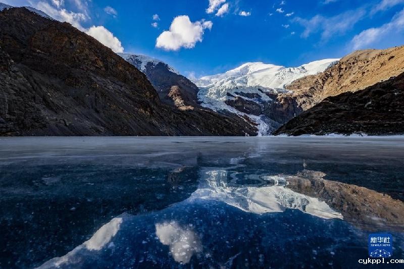 西藏岗布错：冬日蓝冰奇观