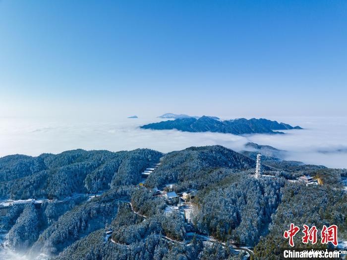 航拍江西明月山雪后银装素裹云雾缭绕 风景壮美如画