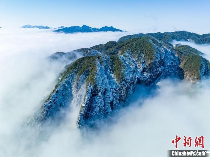 航拍江西明月山雪后银装素裹云雾缭绕 风景壮美如画