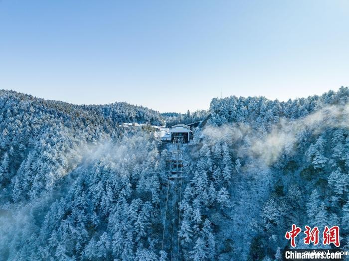 航拍江西明月山雪后银装素裹云雾缭绕 风景壮美如画