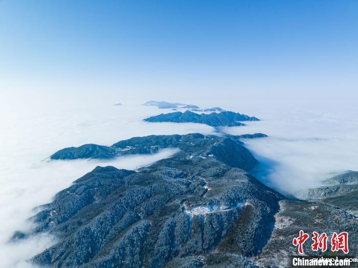 航拍江西明月山雪后银装素裹云雾缭绕 风景壮美如画