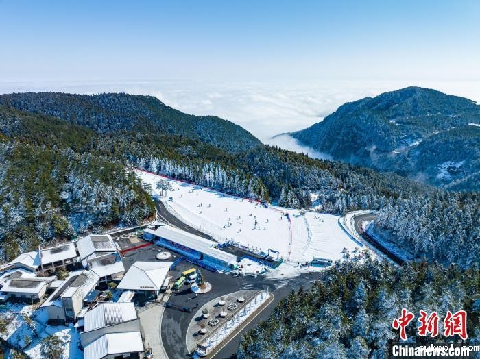 航拍江西明月山雪后银装素裹云雾缭绕 风景壮美如画