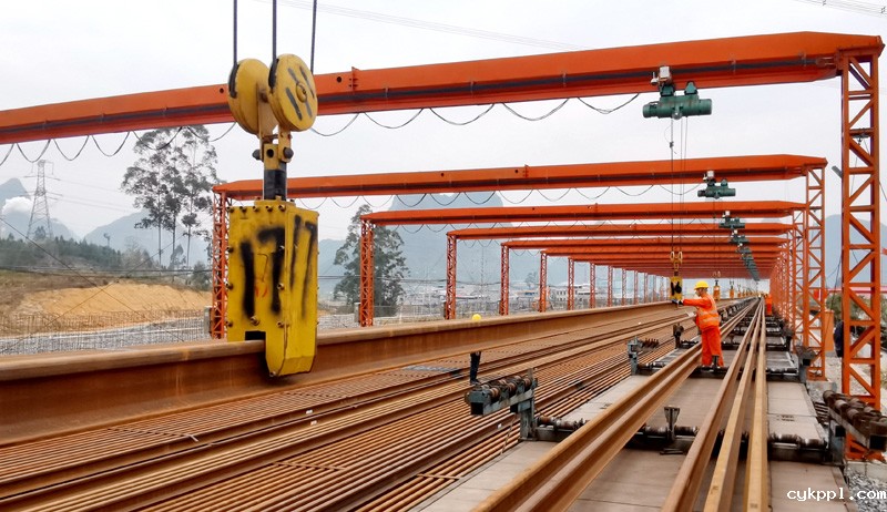 除夕，他们奋战在贵南高铁建设工地