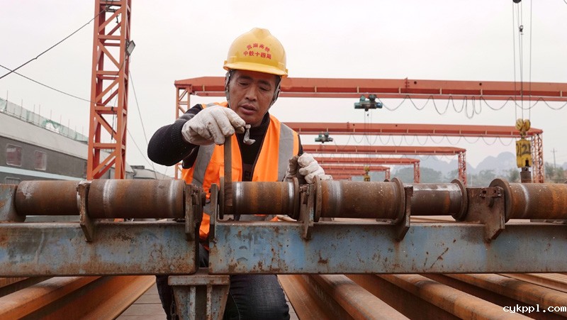 除夕，他们奋战在贵南高铁建设工地