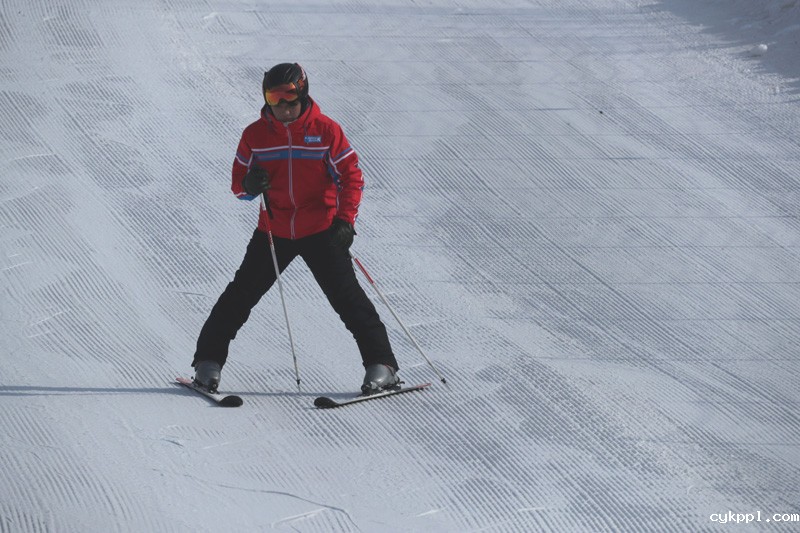 内蒙古赤峰：滑冰戏雪过大年