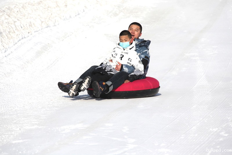 内蒙古赤峰：滑冰戏雪过大年