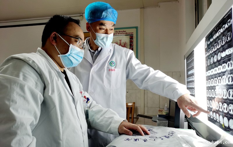 坚守岗位的白衣天使 坚守岗位的白衣天使