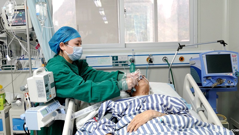 坚守岗位的白衣天使 坚守岗位的白衣天使