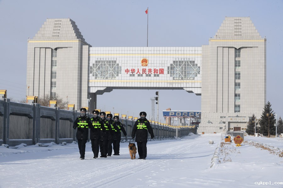 除夕:极寒下的坚守 除夕:极寒下的坚守