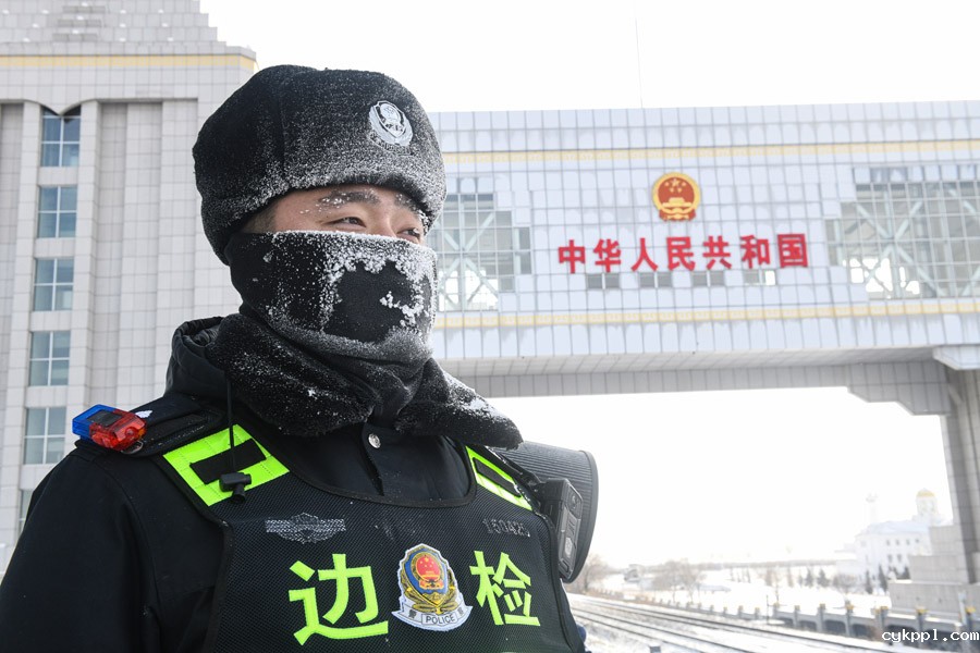 除夕:极寒下的坚守 除夕:极寒下的坚守