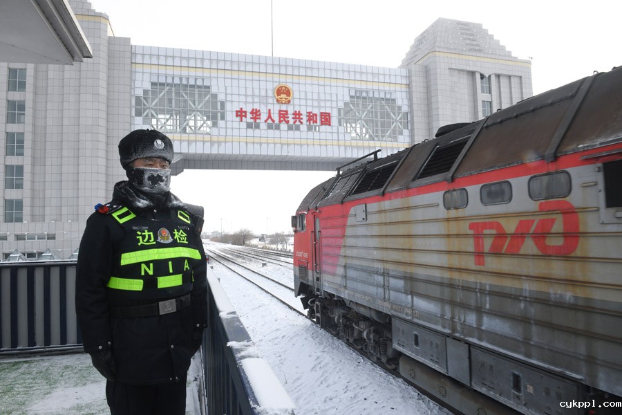 除夕:极寒下的坚守 除夕:极寒下的坚守