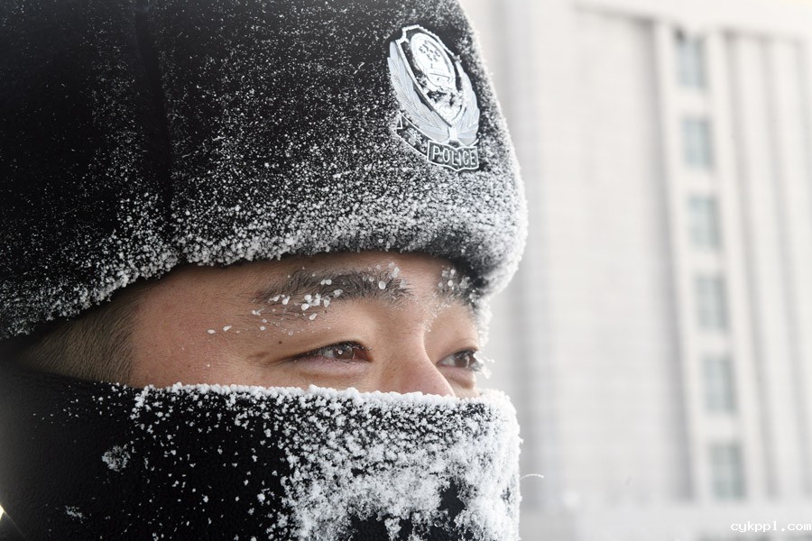 除夕:极寒下的坚守 除夕:极寒下的坚守