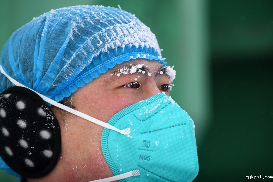 除夕:极寒下的坚守 除夕:极寒下的坚守