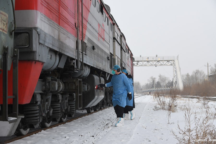 除夕:极寒下的坚守 除夕:极寒下的坚守