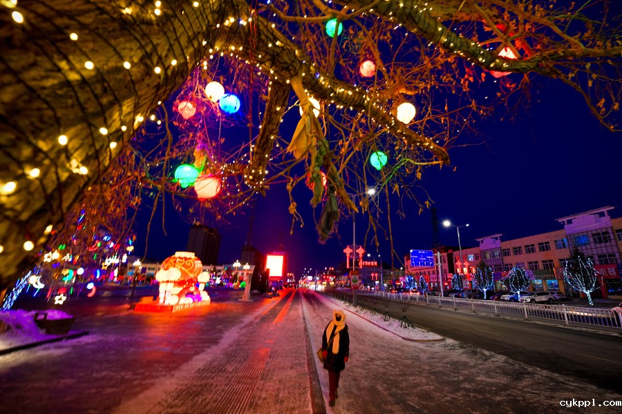 内蒙古西乌旗：亮化迎新春 小镇年味浓