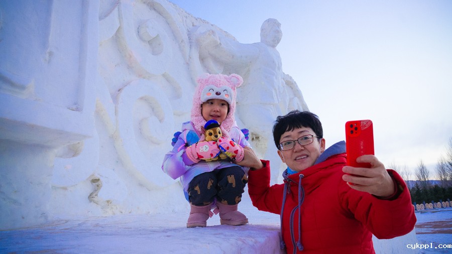 内蒙古西乌旗：亮化迎新春 小镇年味浓