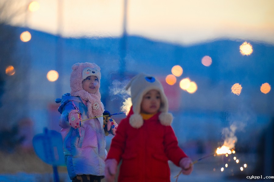 内蒙古西乌旗：亮化迎新春 小镇年味浓