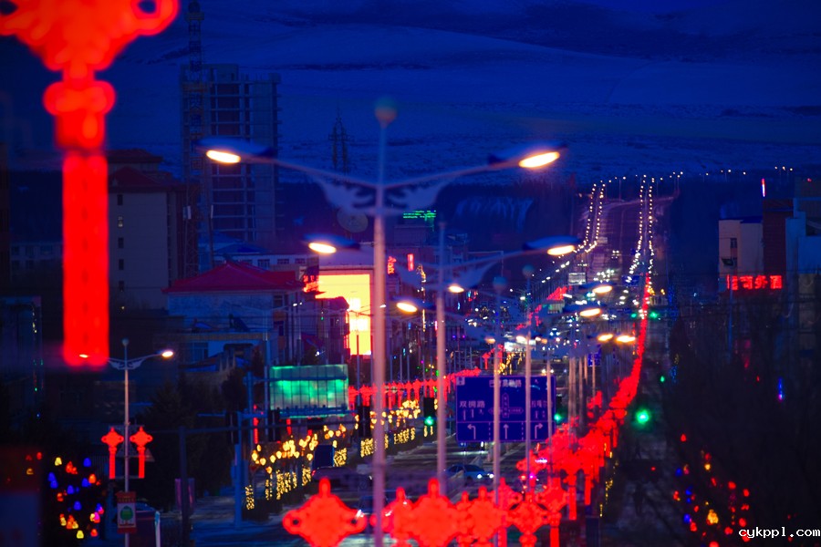 内蒙古西乌旗：亮化迎新春 小镇年味浓