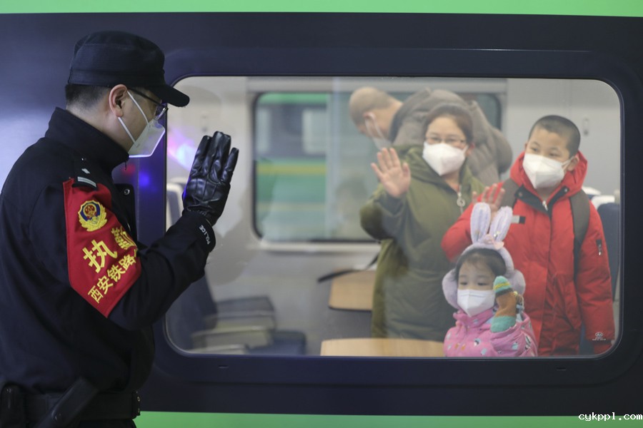 陕西西安：坚守岗位迎新春