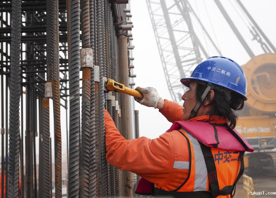 坚守岗位的大桥建设者 坚守岗位的大桥建设者