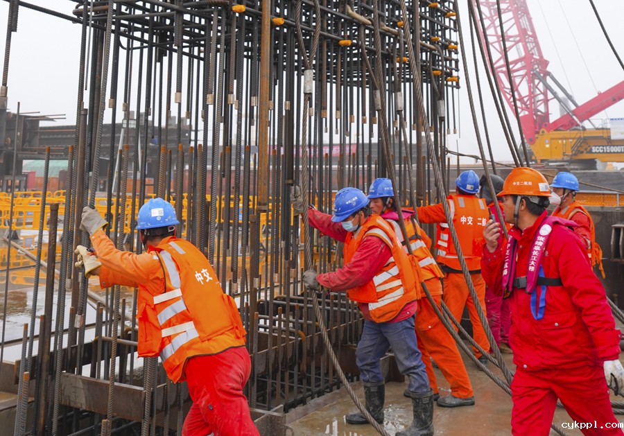 坚守岗位的大桥建设者 坚守岗位的大桥建设者