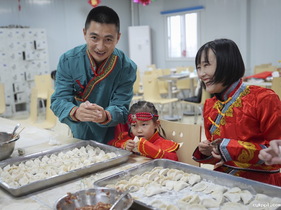 坚守岗位的大桥建设者 坚守岗位的大桥建设者