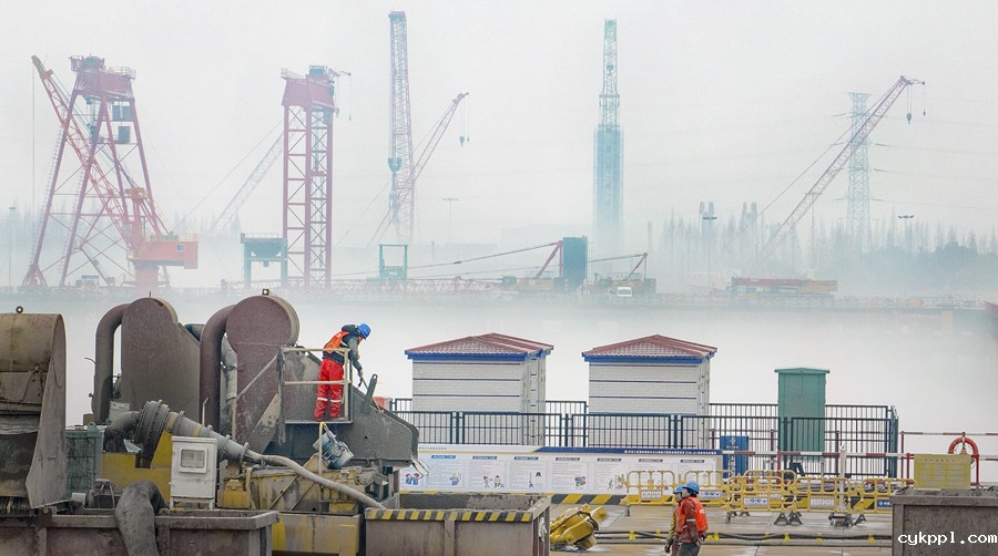 坚守岗位的大桥建设者 坚守岗位的大桥建设者