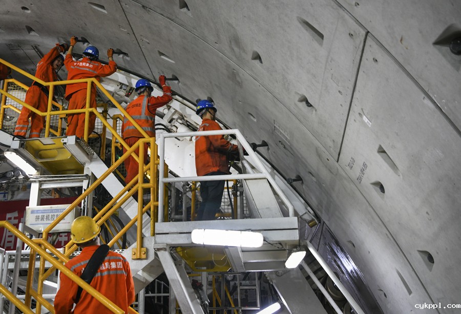 长江下面，有一群春节“不回家”的人
