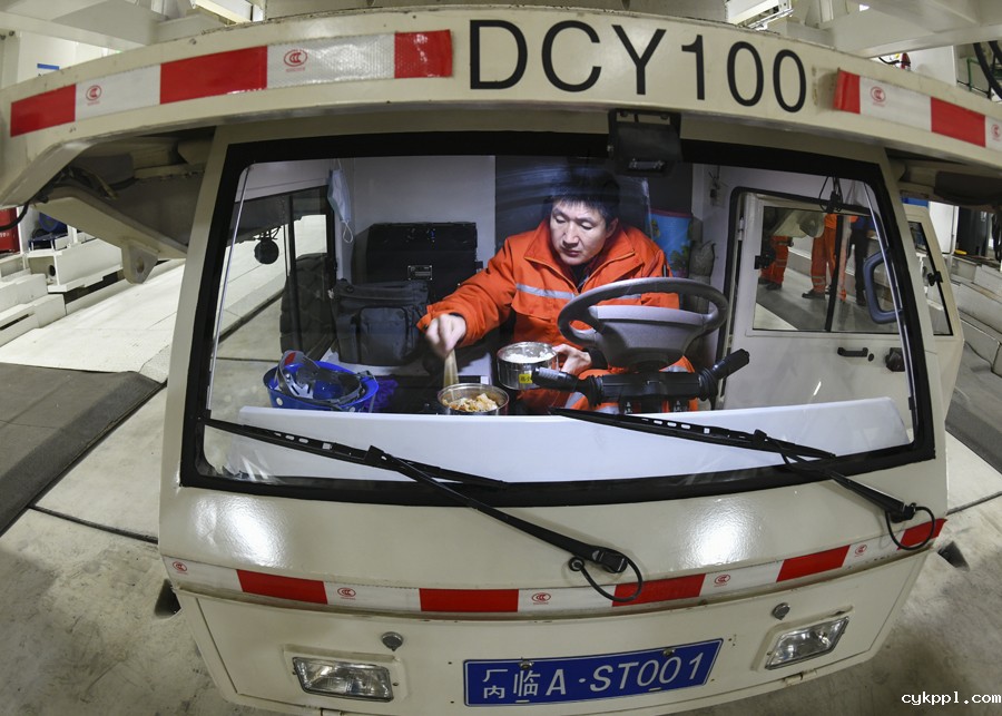 长江下面，有一群春节“不回家”的人