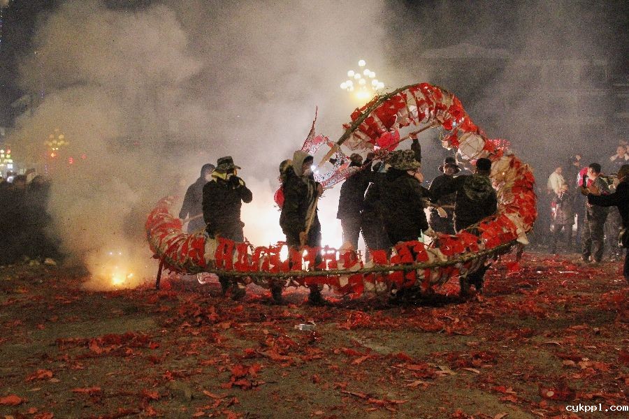 贵州施秉：“炸”龙迎喜