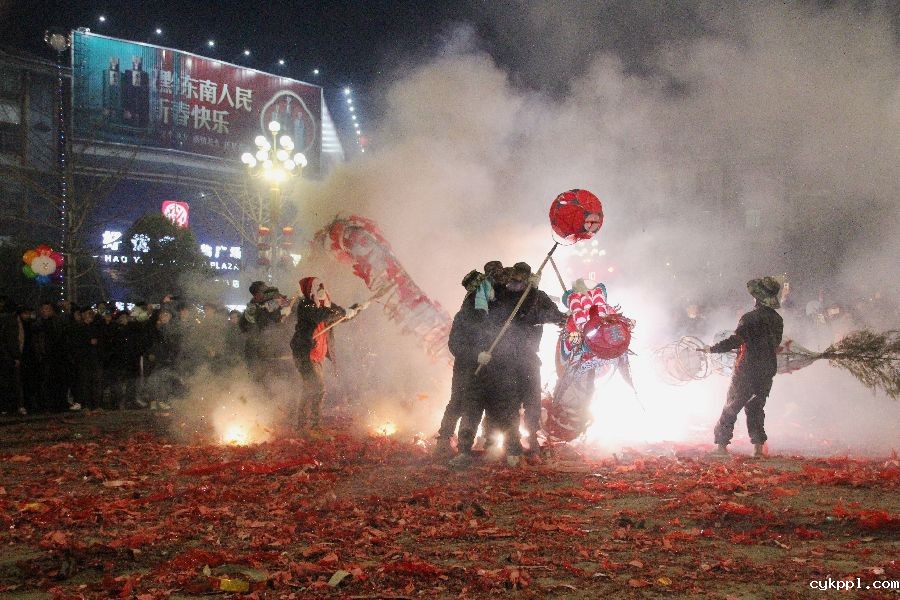 贵州施秉：“炸”龙迎喜