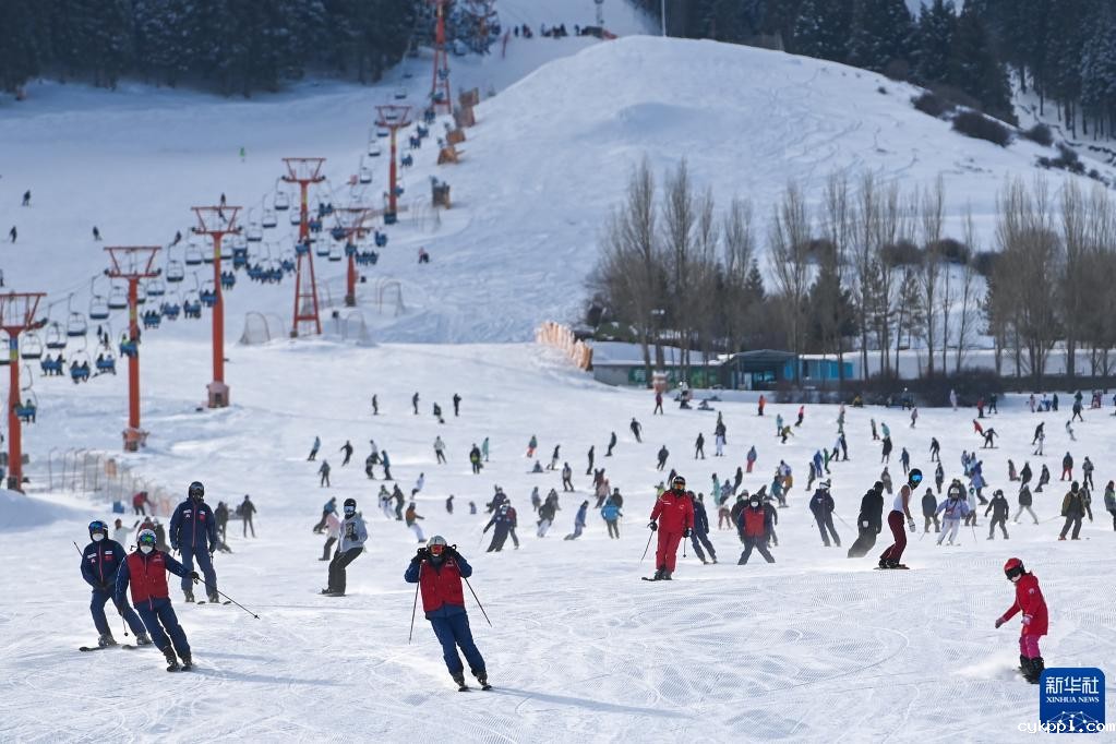 新华全媒+丨新疆四季:冬——“冰火”二重奏