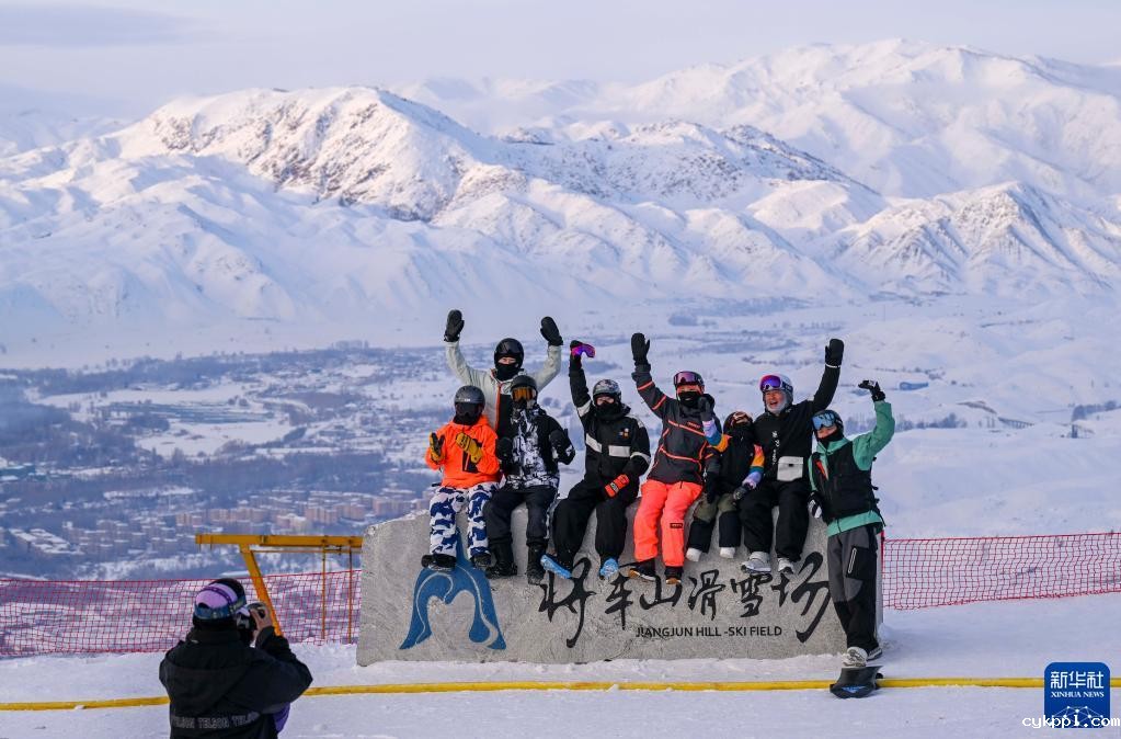 新华全媒+丨新疆四季:冬——“冰火”二重奏