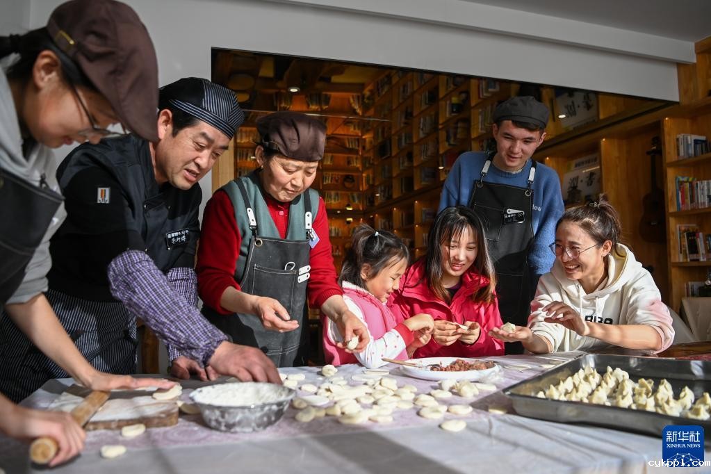 新华全媒+丨新疆四季:冬——“冰火”二重奏