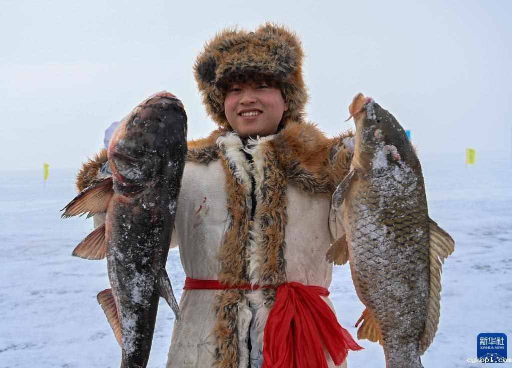 新华全媒+丨新疆四季:冬——“冰火”二重奏