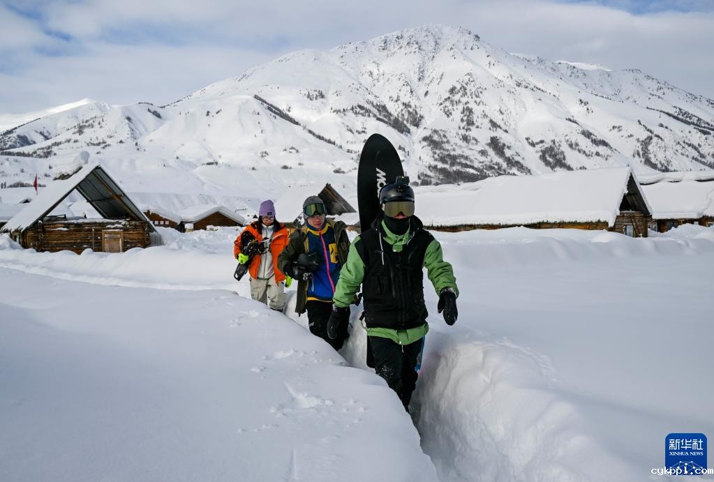 新华全媒+丨新疆四季:冬——“冰火”二重奏