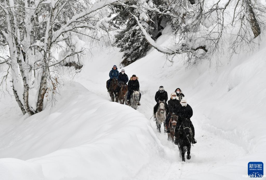 新华全媒+丨新疆四季:冬——“冰火”二重奏